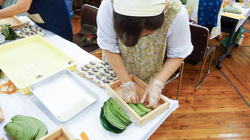 柿の葉すし手作り体験の様子